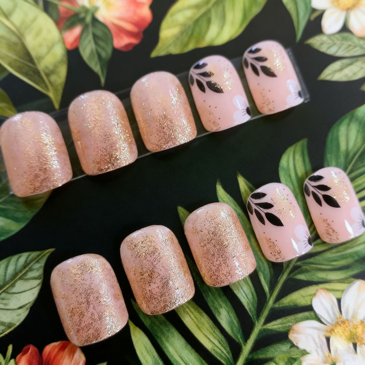 Elegante Blumen Grafik Nagel Set Brehn