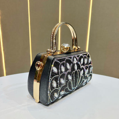 Verzierte, mit Kristallen besetzte Handtasche