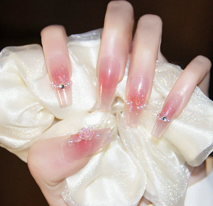 Elegantes Nageldesign mit Perlenverzierung Brehn