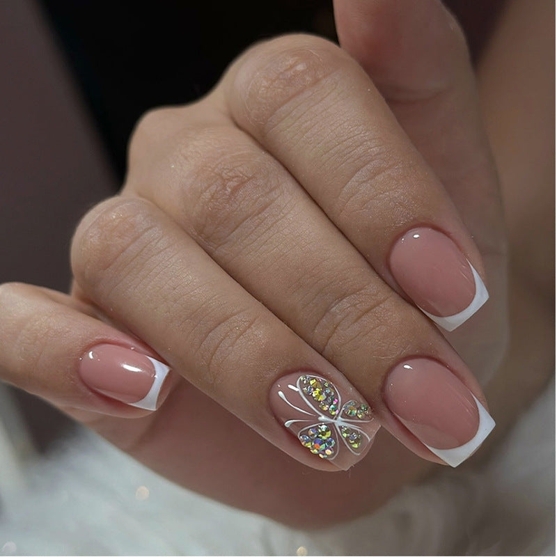 Dekorativen Press-On-Nagelset mit Schmetterlings- und Edelsteinakzenten Brehn