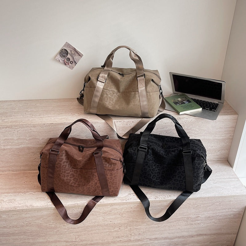 Sportliche Duffel-Tasche mit Tierischem Muster und Praktischen Trageoptionen Brehn