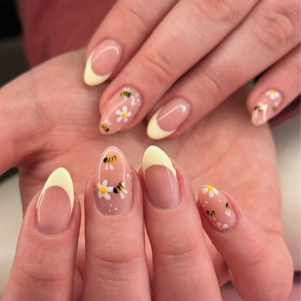 Künstliche Nagelkunst mit verspielten Punkten und Schleifen Brehn