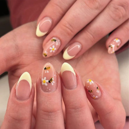 Kunstvolle Nagelkunst mit Bienen- und Blumedesign Brehn