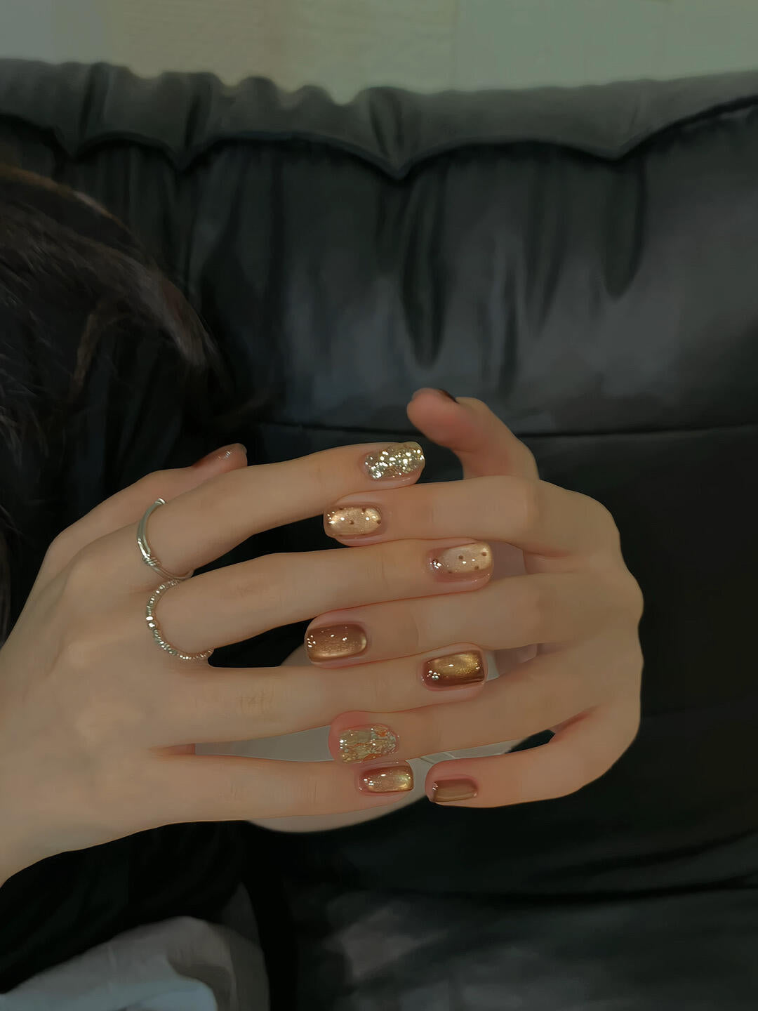 Elegante Kunstnägel mit Schimmernden Effekten und Funkelnden Akzenten Brehn