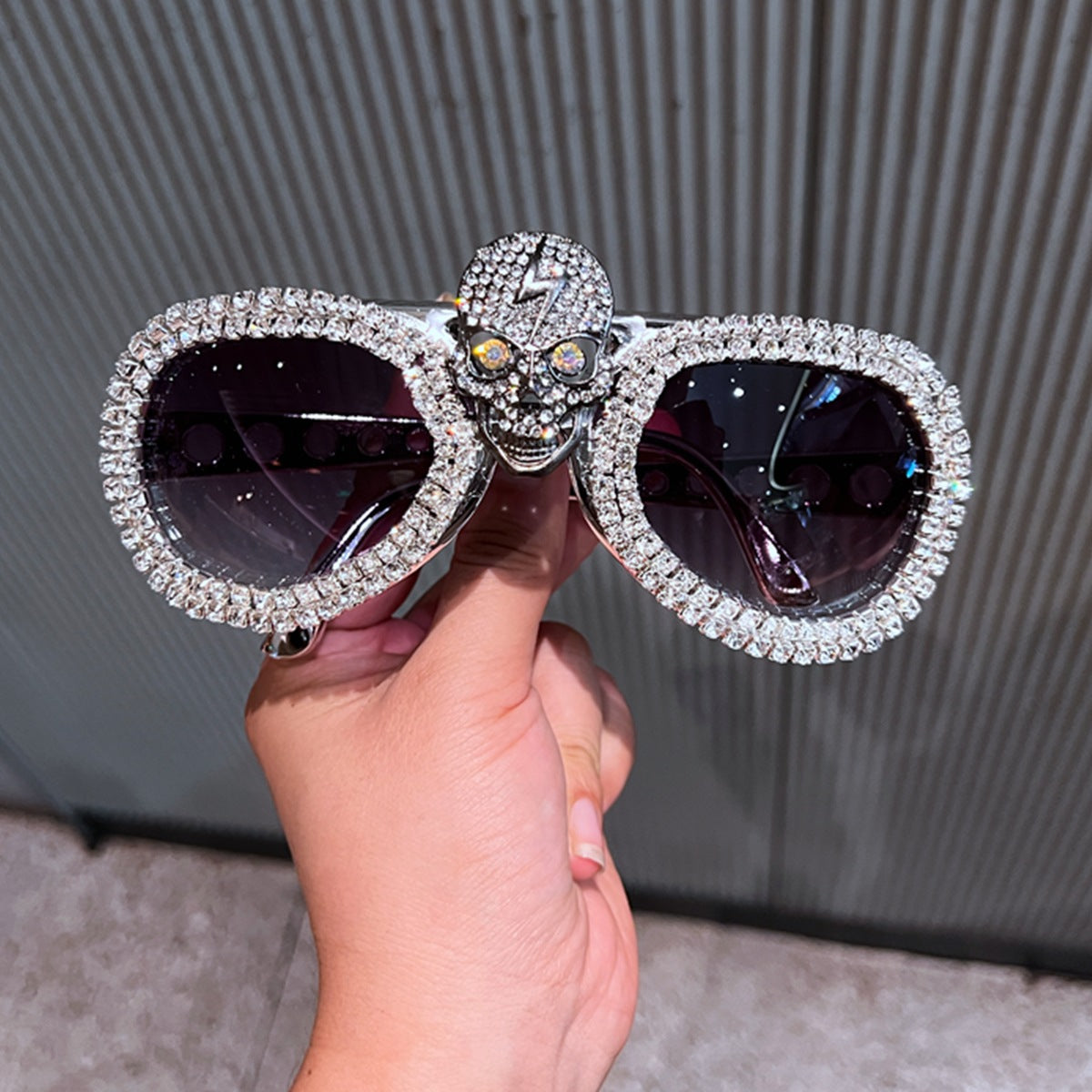 Damen Statement-Sonnenbrille mit auffälligem Totenkopf-Design und funkelndem Kristallbesatz Brehn