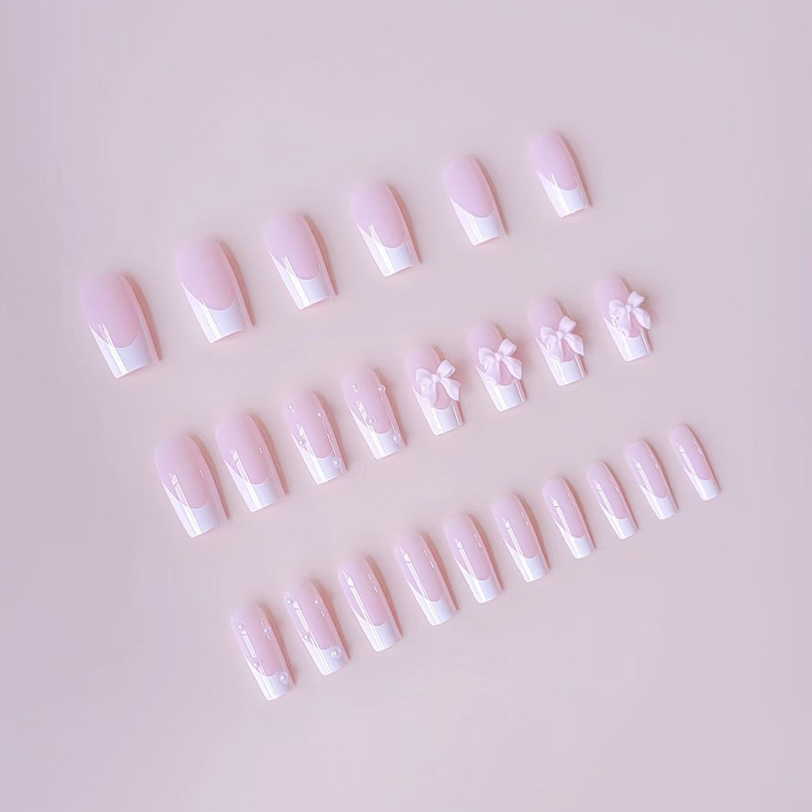 Kunstnagelset mit eleganten Schleifen- und Perlverzierungen Brehn