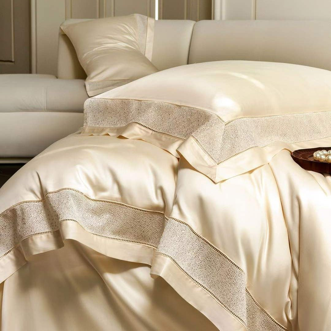 Luxuriöses Satin-Bettwäsche-Set mit spitzenbesticktem Rand und gesteppten Kissenbezügen