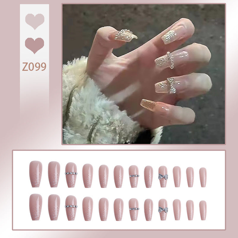 Kunstnagelset mit eleganten Glitzerverzierungen und schimmernden Akzenten Brehn
