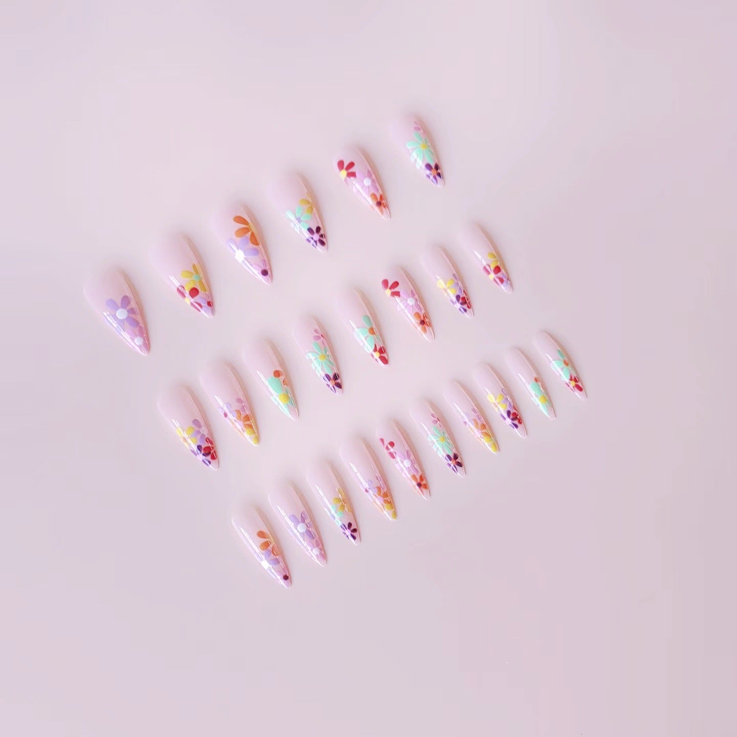 Kunstnagelset mit lebhaften Blumenmotiven und spitzen Akzenten Brehn