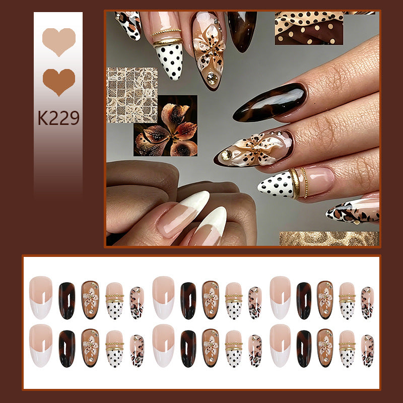 Kunstnagelset mit floralem und glamourösem Design Brehn
