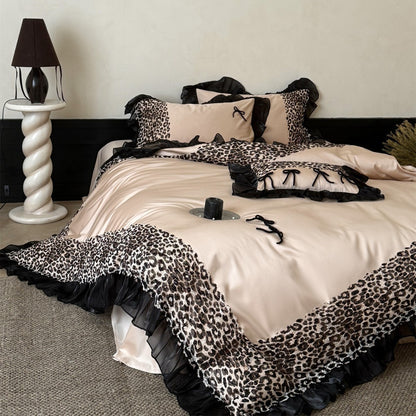 Satin-Feeling Leoparden Spitze Trim Rüschende Bettdeckenbezug Set mit Dekorativem Schleifen Kopfkissenbezügen
