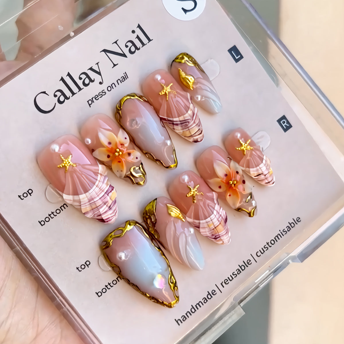 Kunstnagelset mit detaillierten Herzdesigns und Glamourösen Verzierungen Brehn