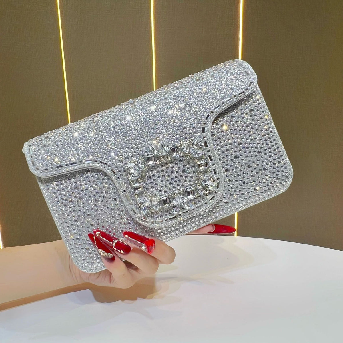 Glänzende, mit Kristallen verzierte Abend-Clutch