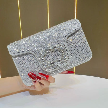 Glänzende, mit Kristallen verzierte Abend-Clutch