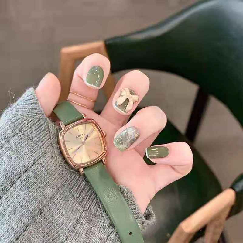 Kunstnagelset mit funkelnden Glitzer- und holografischen Akzenten Brehn