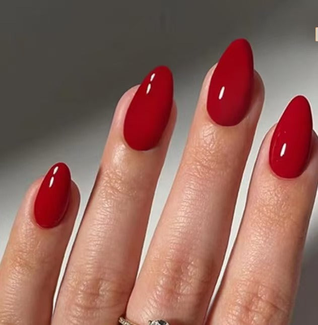 Kunstnagelset mit glänzenden, spitzen Akzenten Brehn