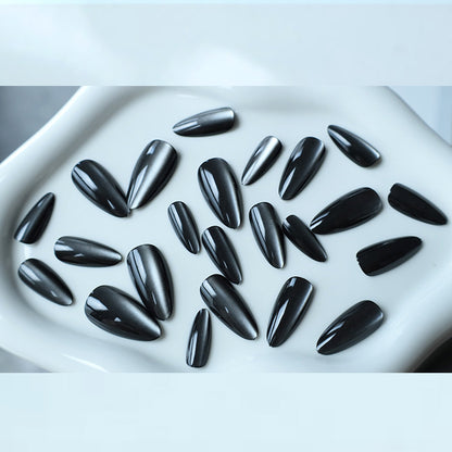 Glänzende Stiletto-Nagelerweiterungen Brehn
