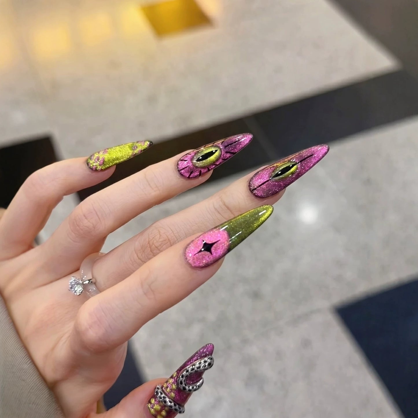 Künstlerisches Stiletto Press-On Nail Set mit einzigartigem Grafikdesign Brehn