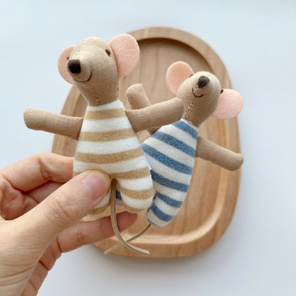 Minimalistische gestreifte Baumwollmaus-Decke aus Plüsch mit Filzohren und -schwanz