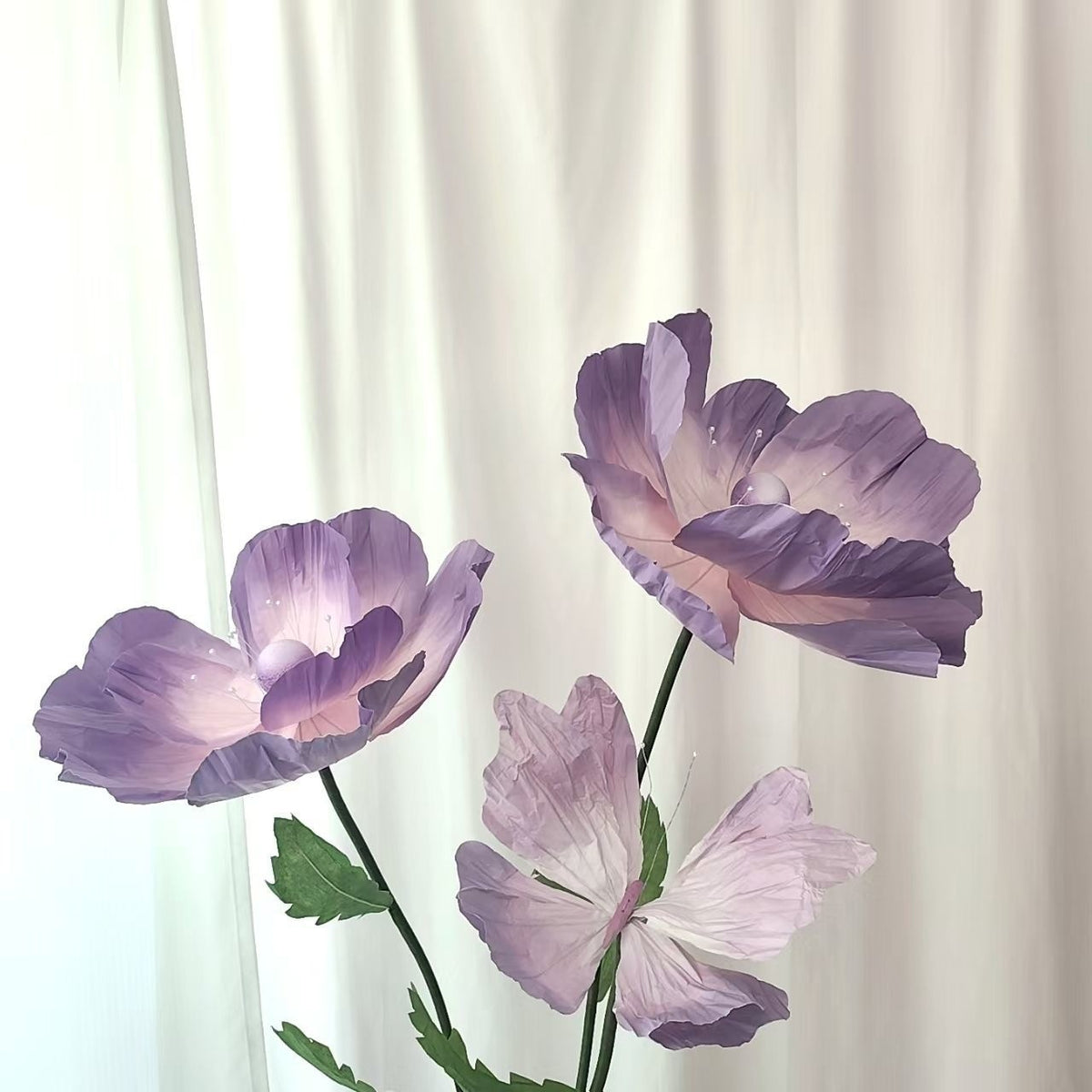 Dekorativer Papierblumenarrangement