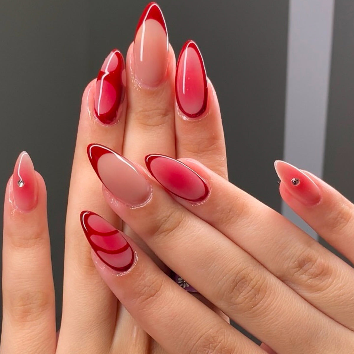 Künstlerisches Stiletto Press-On Nagelset Brehn