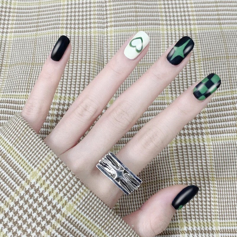 Kreatives Kunstnagelset mit geometrischen Mustern Brehn