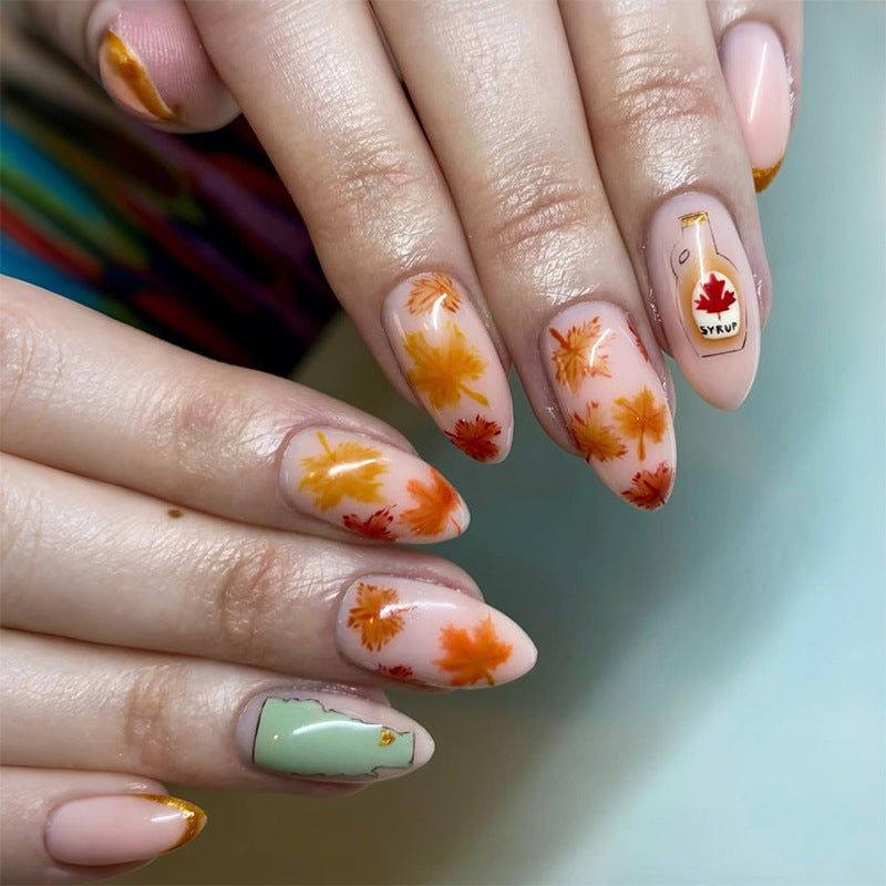 Kunstnagelset mit Herbstblatt-Dekoren und eleganten Farbverläufen Brehn