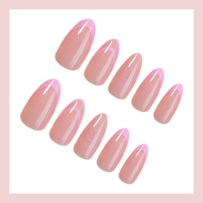 Kunstnagelset mit elegantem French-Tip und romantischen Akzenten Brehn