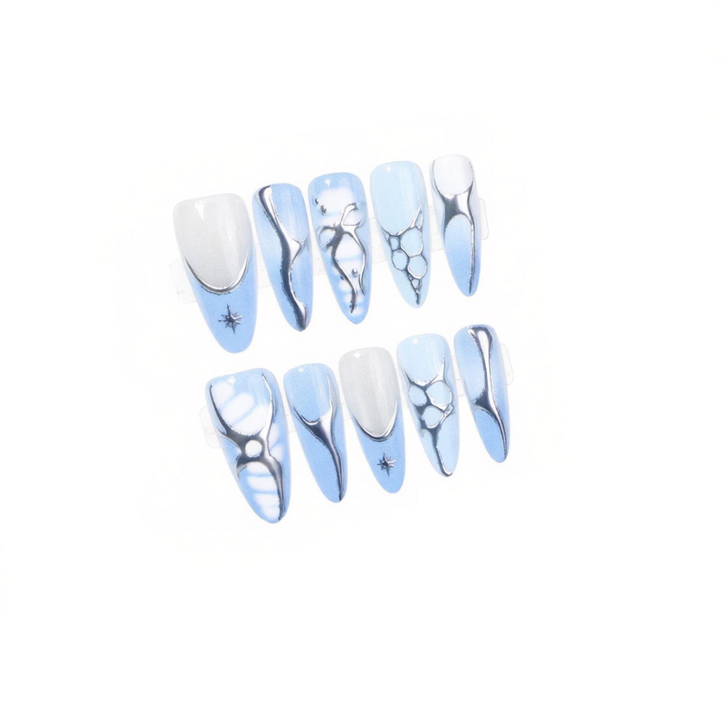 Künstlerisches Press-On Nail Set mit metallischen und kristallenen Akzenten Brehn