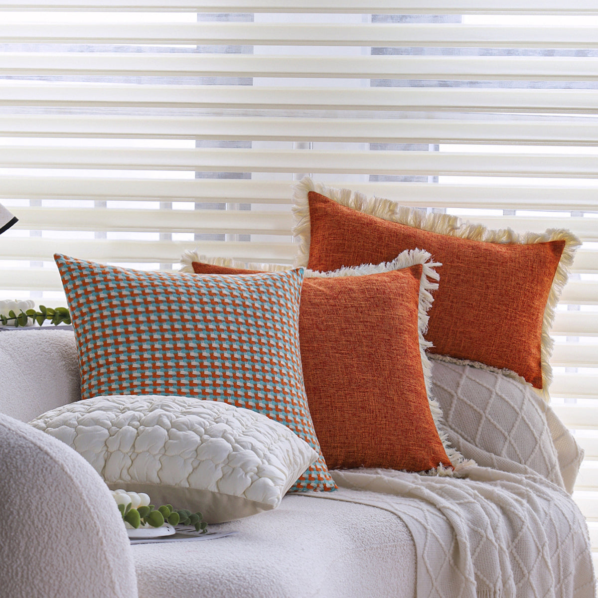 Quadratischer Zierkissenbezug im modernen Tweed‑Look mit feinem Fransenbord Brehn