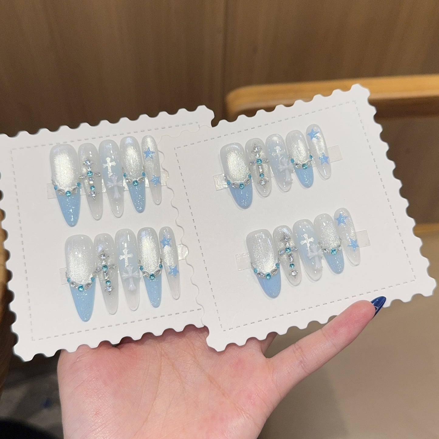 Glamouröse Kunstnägel mit Strasssteinen und Sternen Brehn