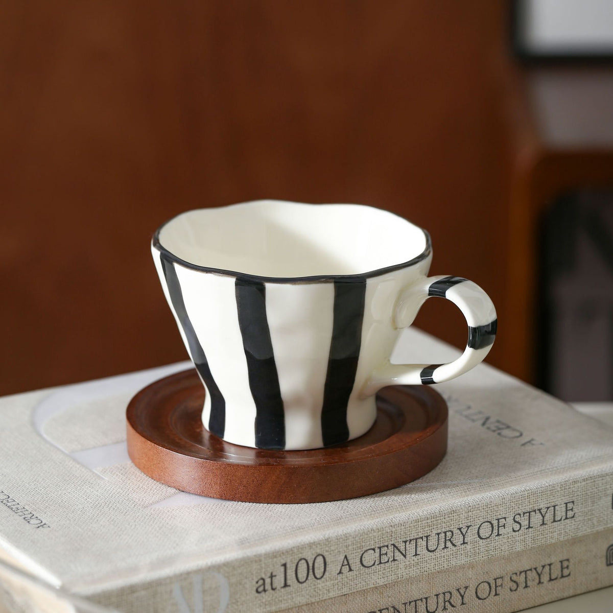 Skulpturale Keramik-Kaffeetasse mit geschwungenem Rand und markantem Streifendekor