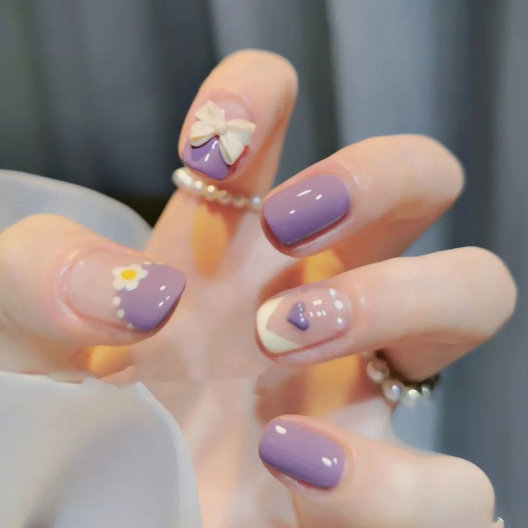 Glamouröse Kunstfingernägel mit Herz-Design und Glitzernden Akzenten Brehn