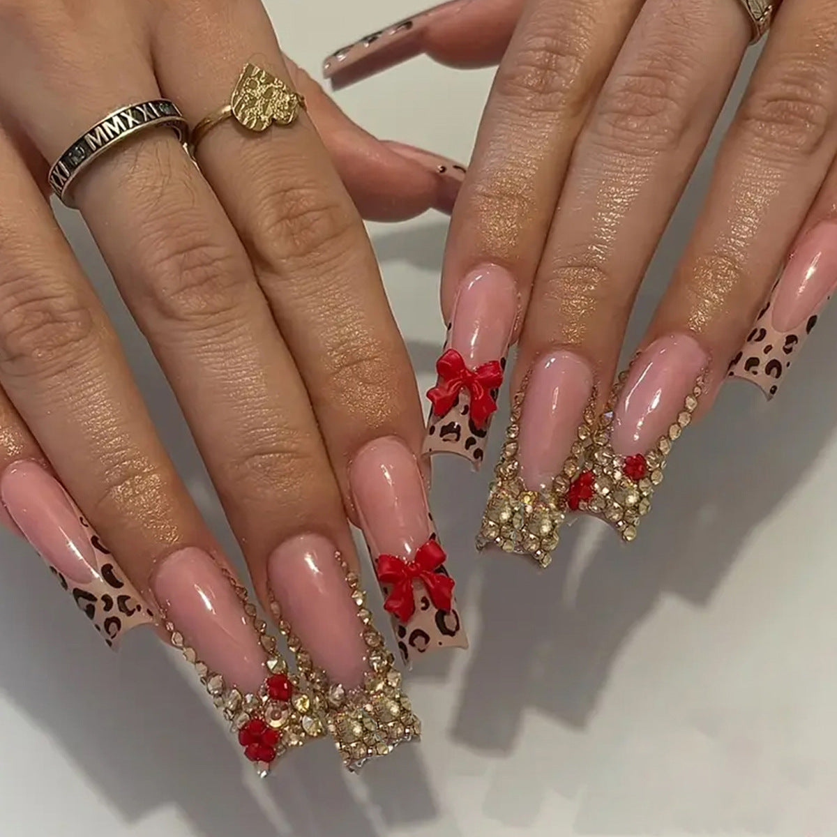 Dekorative Strass- und Schleifen-Nagelkunstverlängerungen Brehn