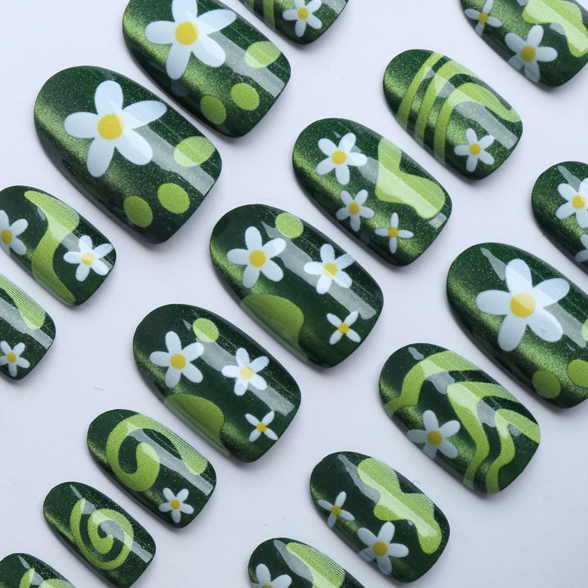 Kunstfingernägel mit Floralen und Glitzernden Akzenten Brehn