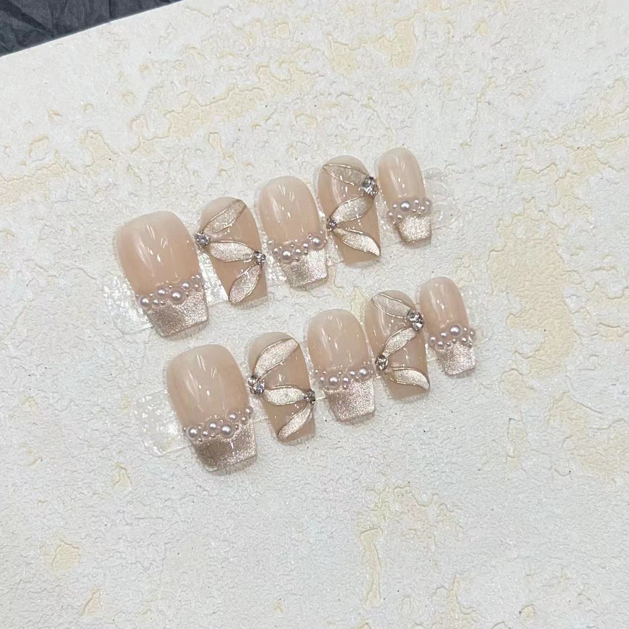 Luxuriöses dekoratives Press-On-Nagelset mit Perlen- und Edelsteinakzenten Brehn