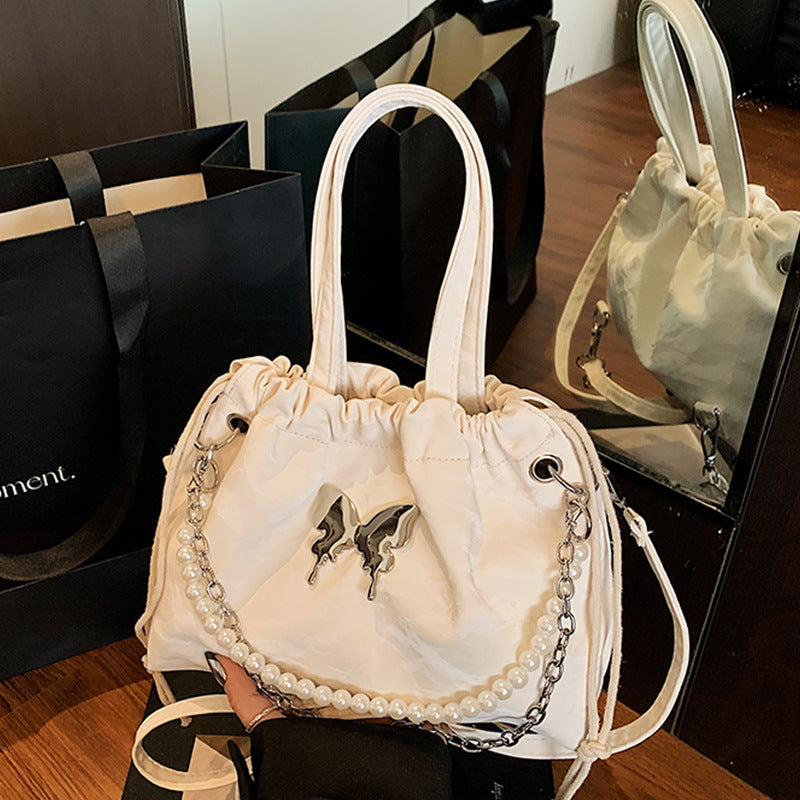 Elegante Mini-Handtasche mit Perlenakzenten und Kordelzug