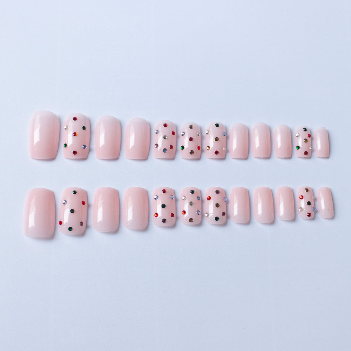 Dekoratives mit Edelsteinen besetztes Nagelkunst-Set