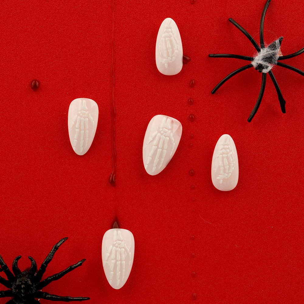 Kunstvolle Nagelkunst im Skelett-Motiv Brehn