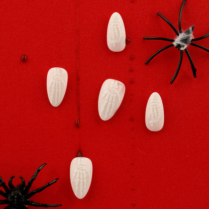 Kunstvolle Nagelkunst im Skelett-Motiv Brehn