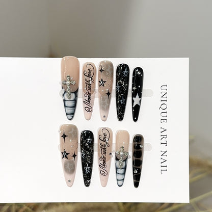 Künstlerische Stiletto Press-On Nagelset mit dekorativen Akzenten