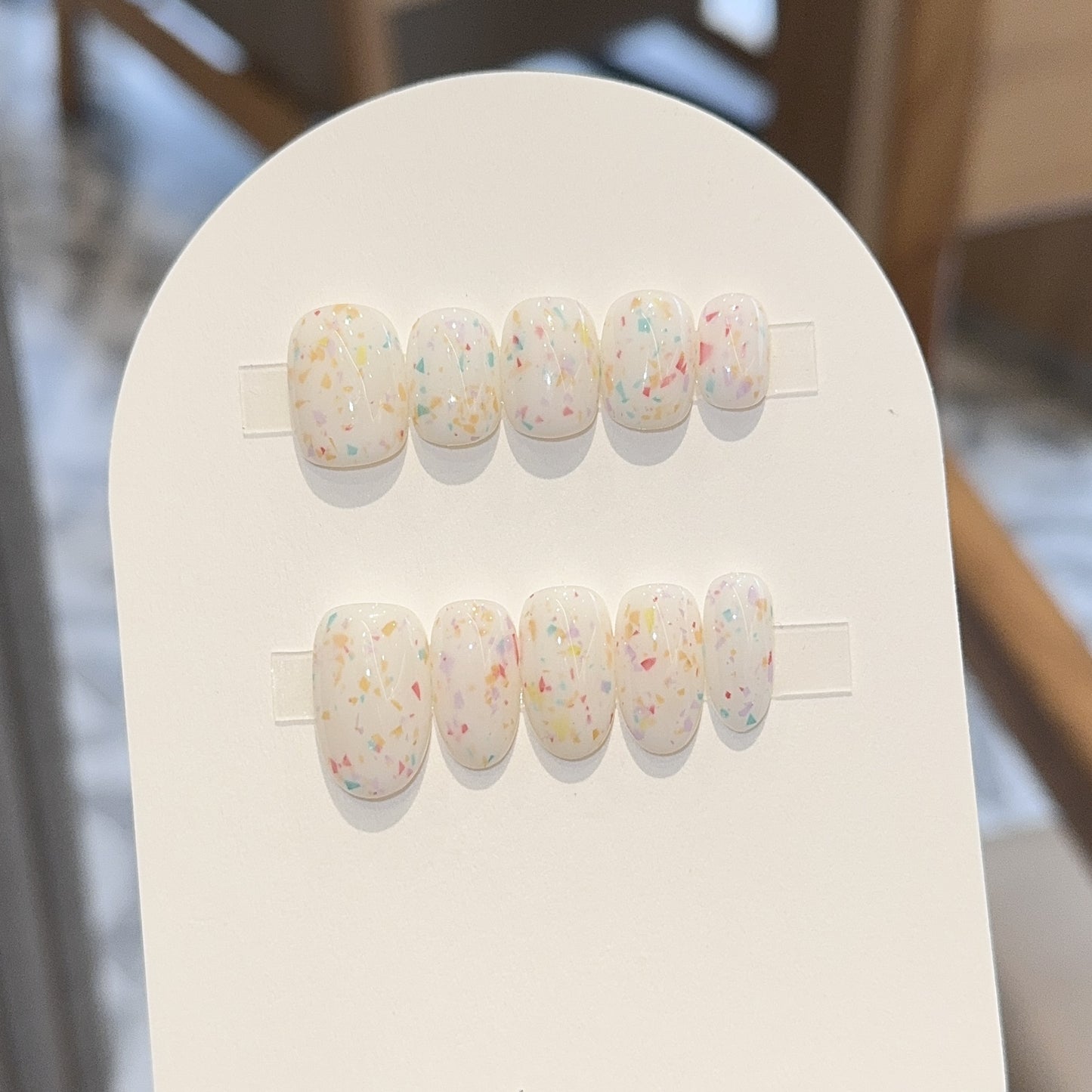 Kunstnägel mit Fröhlichem Funkel-Design Brehn