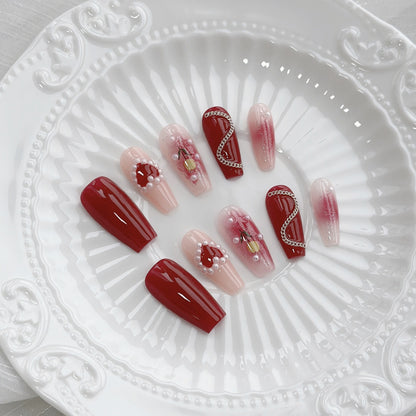 Dekoratives Press-On-Nagelkunst-Set mit glamourösem Design