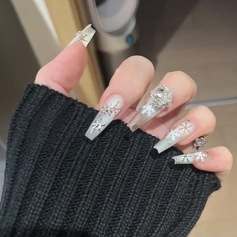 Kunstnagelset mit frostigem Schneeflocken-Design und funkelnden 3D-Applikationen Brehn