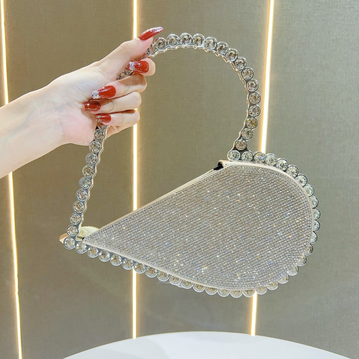 Strass-besetzte Abendhandtasche