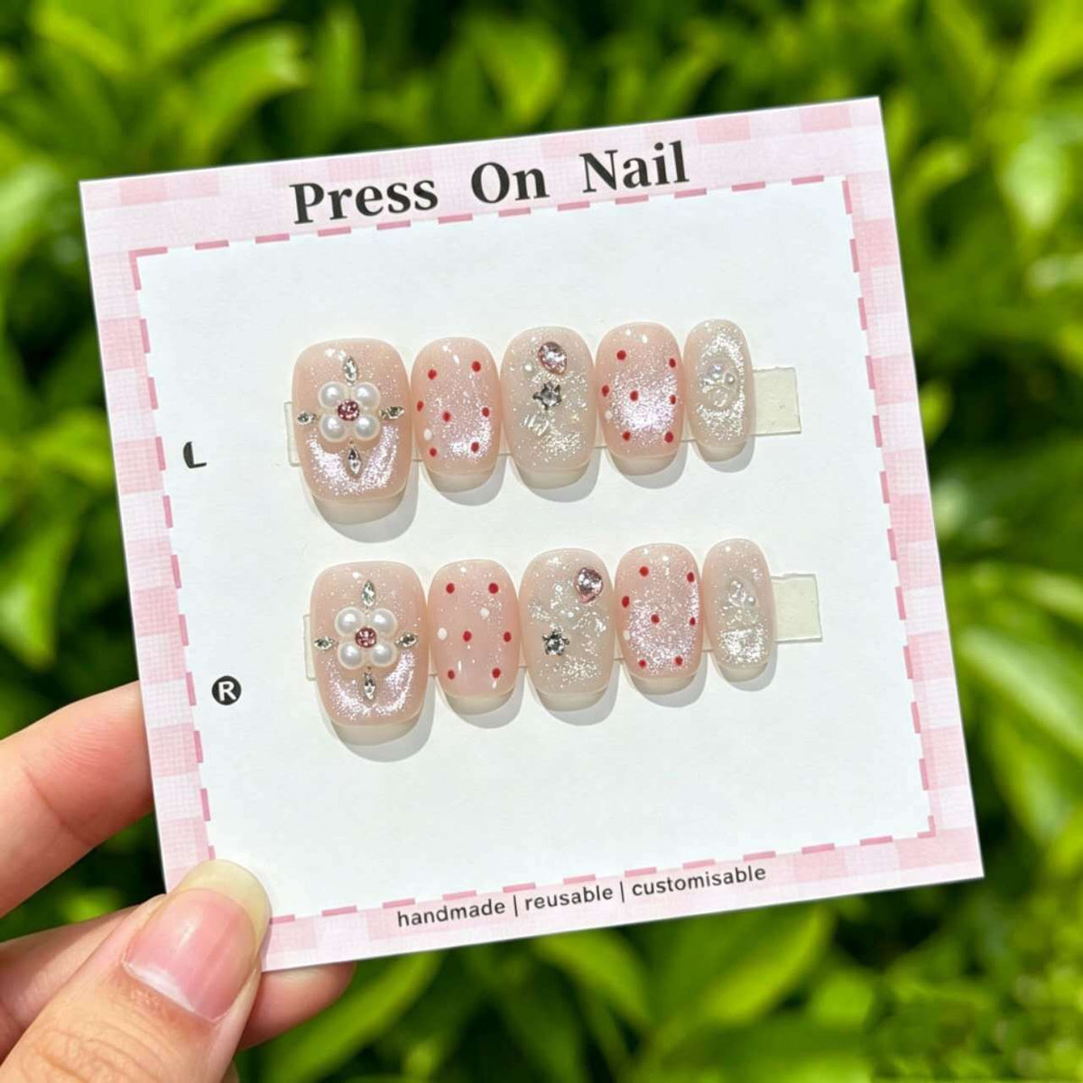 Dekoratives Press-On-Nagelset mit floralem und schimmerndem Akzenten