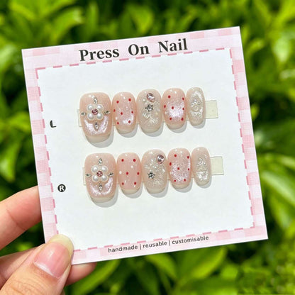 Dekoratives Press-On-Nagelset mit floralem und schimmerndem Akzenten