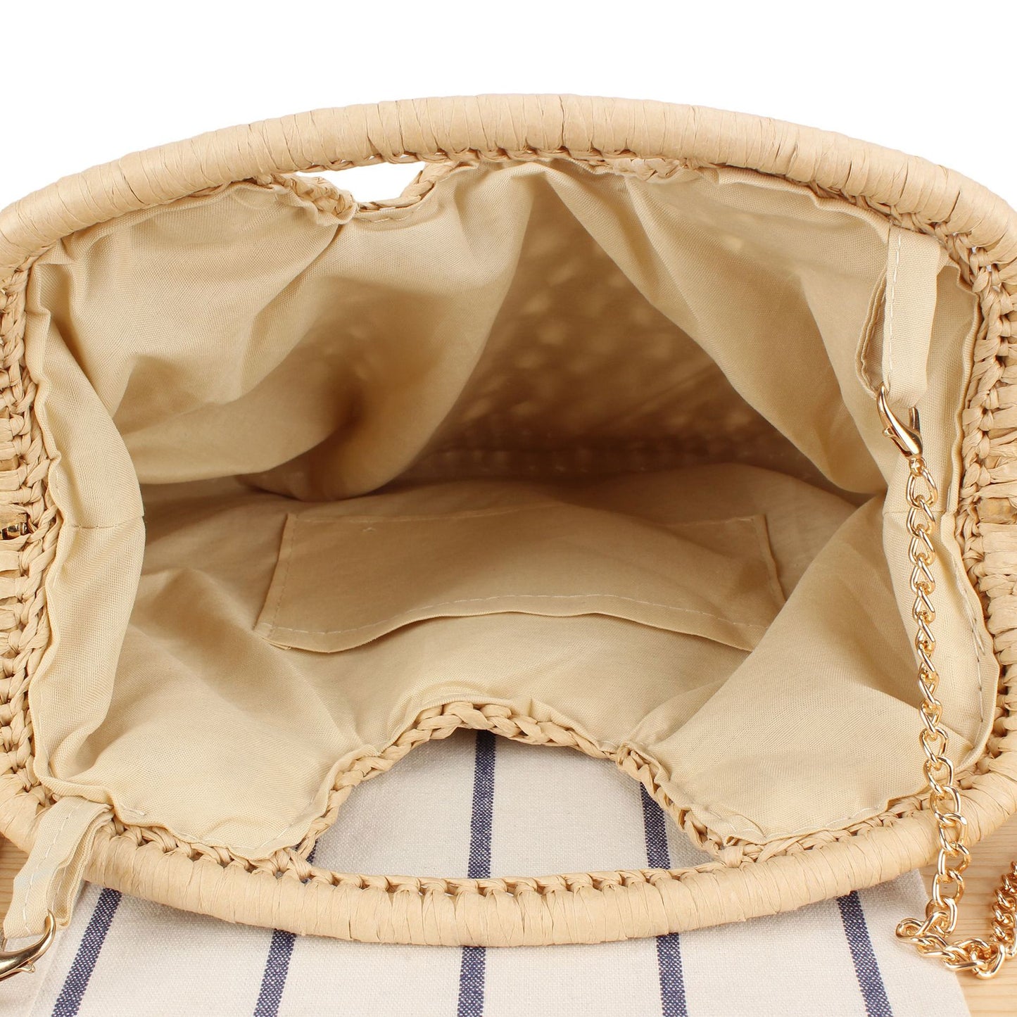 Handtasche Aus Naturbelassenem Geflochtenem Material mit Eleganter Kettenverzierung Brehn