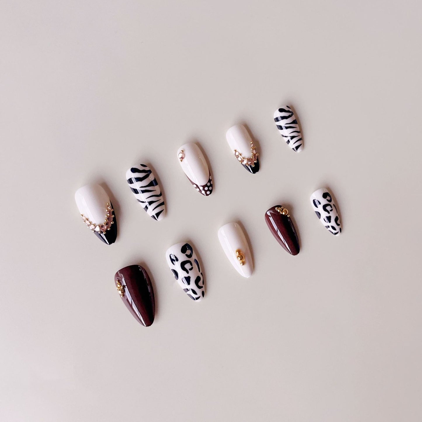 Kunstnagelset mit luxuriösen Tiermotiv-Designs und glamourösen Akzenten Brehn