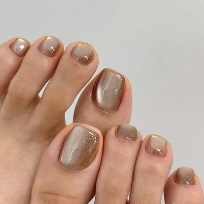 Kunstvolle Fußnagelverzierung mit elegantem Goldakzent Brehn